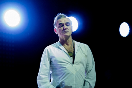 © Franz Reiterer Morrissey mit weit offenem, weißen Hemd