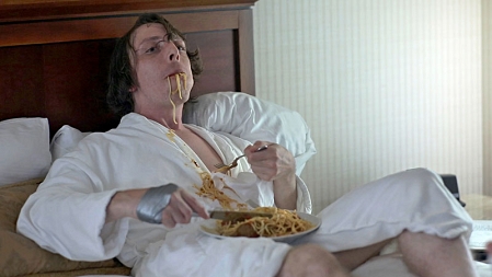 Filmstill aus Buzzard: Marty isst Spaghetti