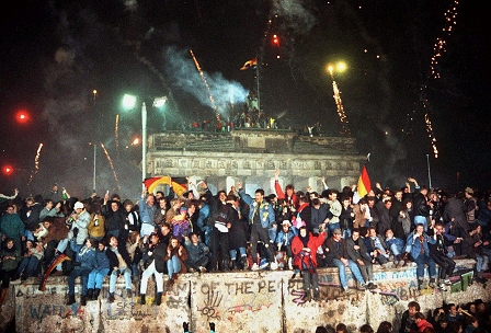 1989: Berliner jubeln wegen Fall der Mauer