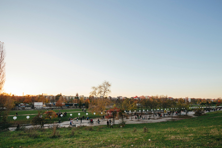 Lichtgrenze durch den Mauerpark