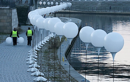 Balloons mark the course of the Wall, Berlin