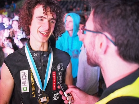 Adam Ondra mit Goldmedaille beim Interview