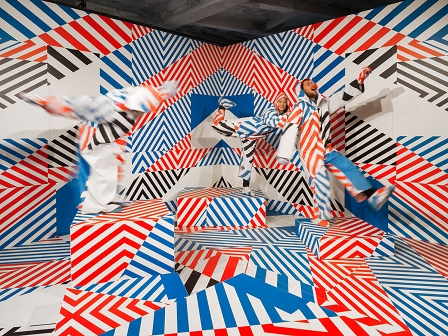 © Maser Ein Raum in roten und blauen Streifen