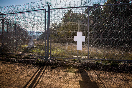 Mauerkreuz an EU-Außengrenze