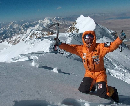 Simone Moro auf dem Gipfel eines hohen Berges