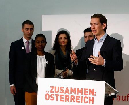 AUßenminister Sebastian Kurz am Podium mit Österreichern mit Migrationshintergrund