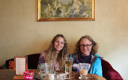 Stefanie Fritzsche und ihre persönliche Assistentin Desiree Telien im Cafehaus in Bregenz