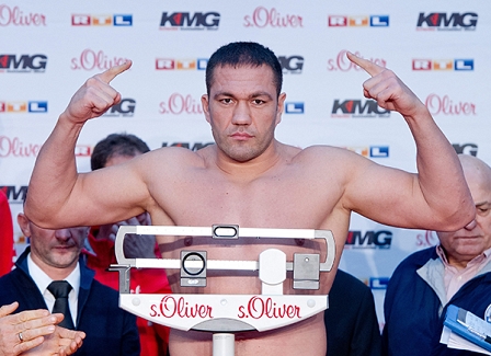 Kubrat Pulev bei der Abwage mit nacktem Oberkörper