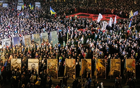 Menschenmenge mit Plakaten am Kiewer Maidan