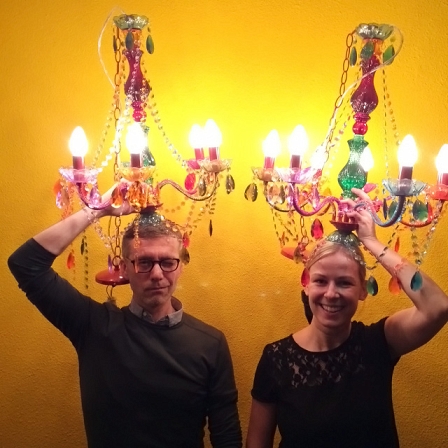 © FM4 / Daniela Derntl Lisa von Etepetete und Kristian Davidek tragen einen Luster
