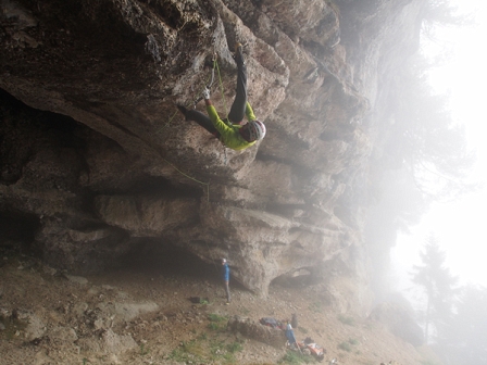 Benni Purner hängt am Rand einer Höhle