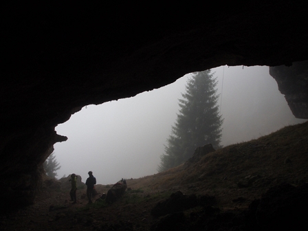 Eine Höhle im Nebel