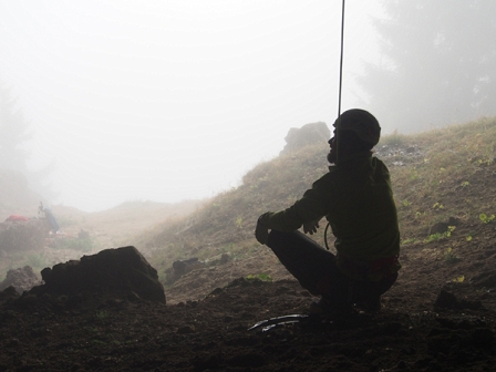 Benni Purner am Boden der Höhle. Dahinter Nebel