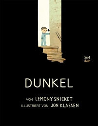 buchcover "dunkel" - kleiner bub steht an kellertreppe