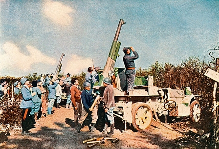 © TASCHEN Motorisierte Lafette mit einem Geschütz zur Luftabwehr, Verdun, 1916.
Foto: Jules Gervais-Courtellemon