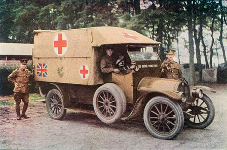 © TASCHEN Englischer Ambulanzwagen, 1914.
Foto: Jules Gervais-Courtellemont