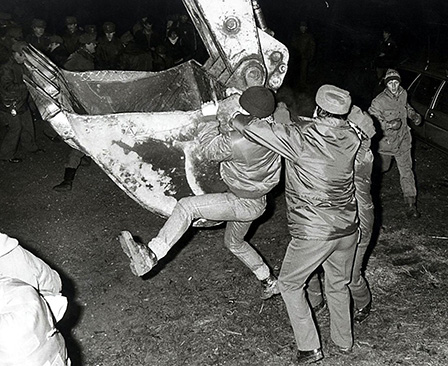 Protestierender hängt sich an eine Baggerschaufel, Besetzung Hainburger Au