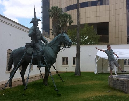 Namibia, Mensch vor einer Statue