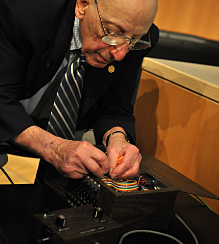 Ralph Baer repariert die "Brown Box".