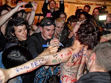 Amanda Palmer lässt sich von Fans bemalen.