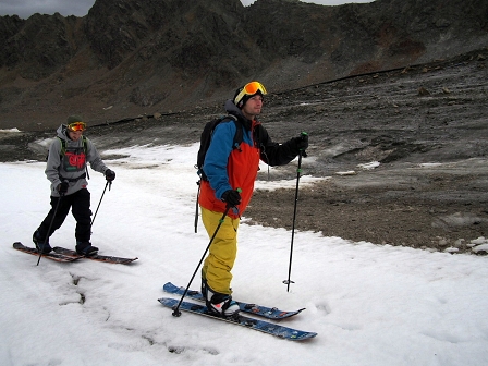 Zwei Tourengeher mit Splitboards