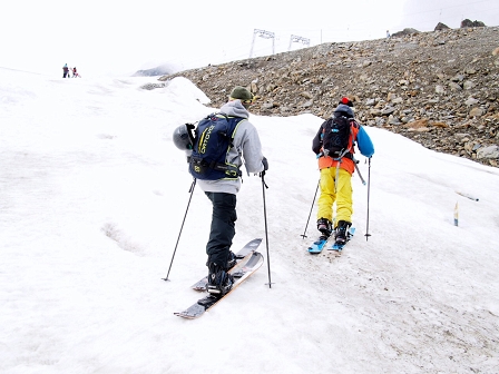 Zwei Splitboarder beim Aufstieg