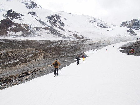 Drei Männer auf Splitboards am Gletscher