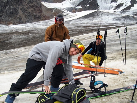 Drei Männer mit bauen ihre Splitboards zusammen