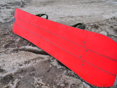 Ein vierteiliges Splitboard aus Untersicht