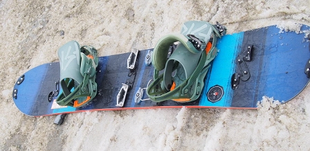 Ein vierteiliges Splitboard zusammengebaut