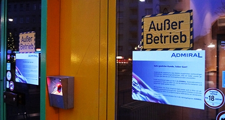 2 Außer Betrieb Schilder an Automatencafes