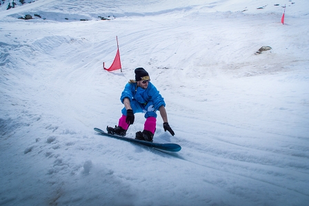 Snowboarder in einer Steilkurve