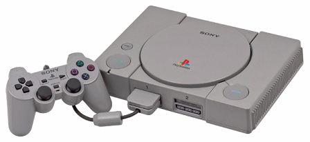 Die originale Playstation in unterschiedlichen Grautönen.