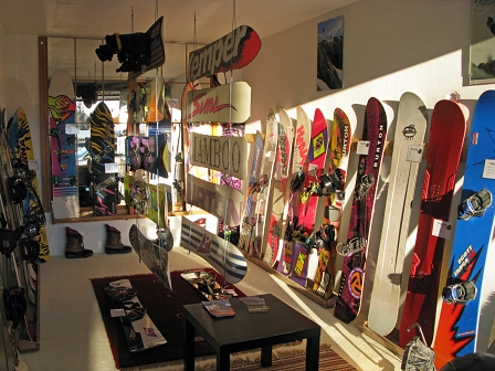 Alte Snowboards im Snowboardmuseum