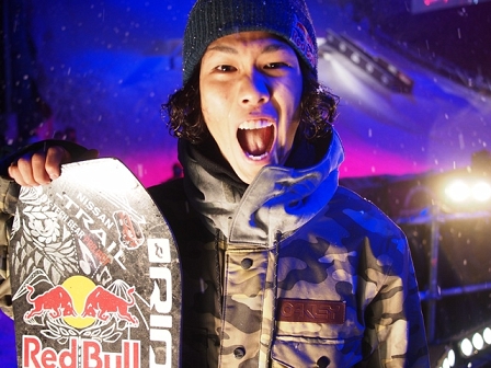 Yuki Kadono mit offenem Mund und Snowboard