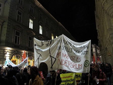 DemonstrantInnenzug vor dem Grazer Congress