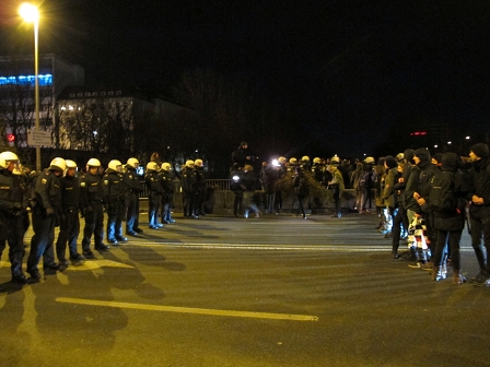 Polizisten stehen DemonstrantInnen auf Grazer Tegethoffbrücke gegenüber