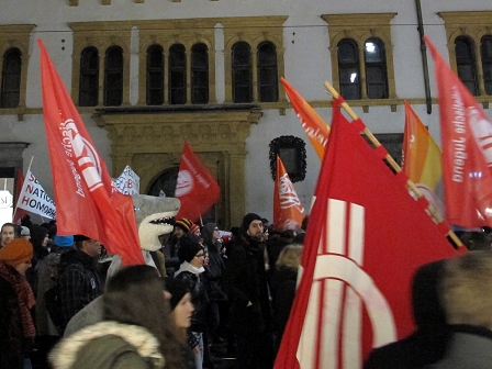 Demonstant in Haikostüm vor Rathaus Graz