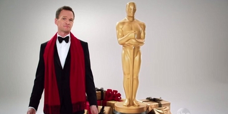 Neil Patrick Harris vor Oscarstatuette und Weihnachtsgeschenken