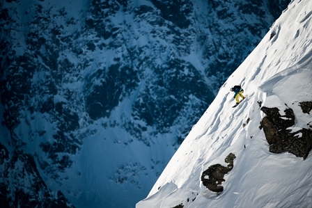 Snowboarder springt über Klippe