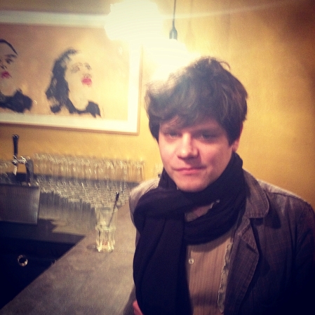 Der Nino aus Wien an der Bar