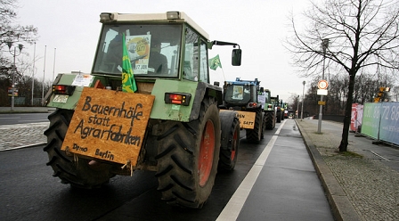 Traktorendemo mit Schild: "Bauernhöfe statt Agrarfabriken"