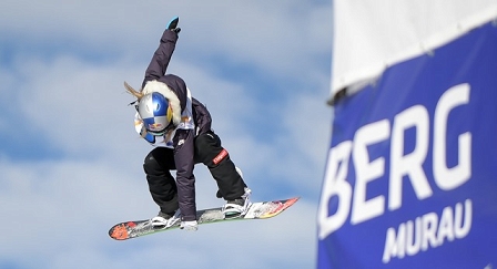 Anna Gasser macht einen Snowboardtrick