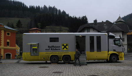 Raiffeisen-Bus am Hauptplatz