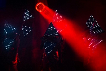 Deichkind als Band im Pyramidenoutfit