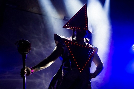 Deichkind im Pyramidenoutfit