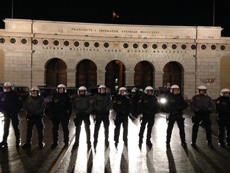 Polizisten vor dem geschlossenen Heldentor in Wien