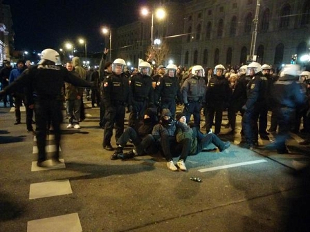 Demonstranten bei einer Sitzblockade