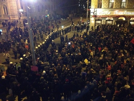 Polizei und Menschenmenge vor dem Volkstheater