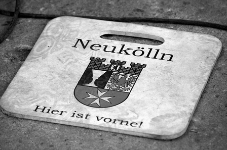 Schild mit der Aufschrift: Neukölln, hier ist vorne